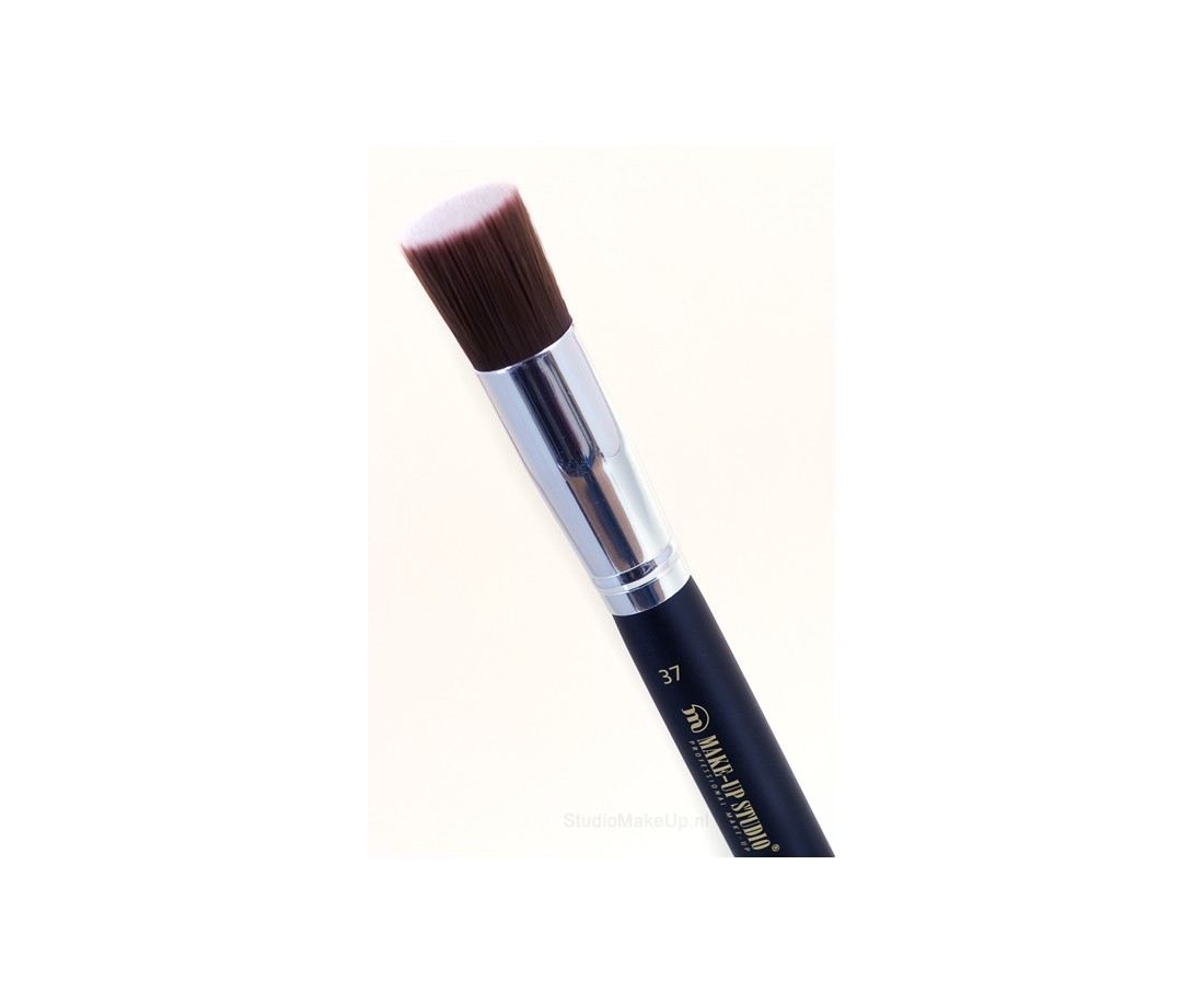 Nero foundation penseel large nr 37